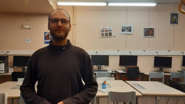 Gabriel Raphel dans sa médiathèque