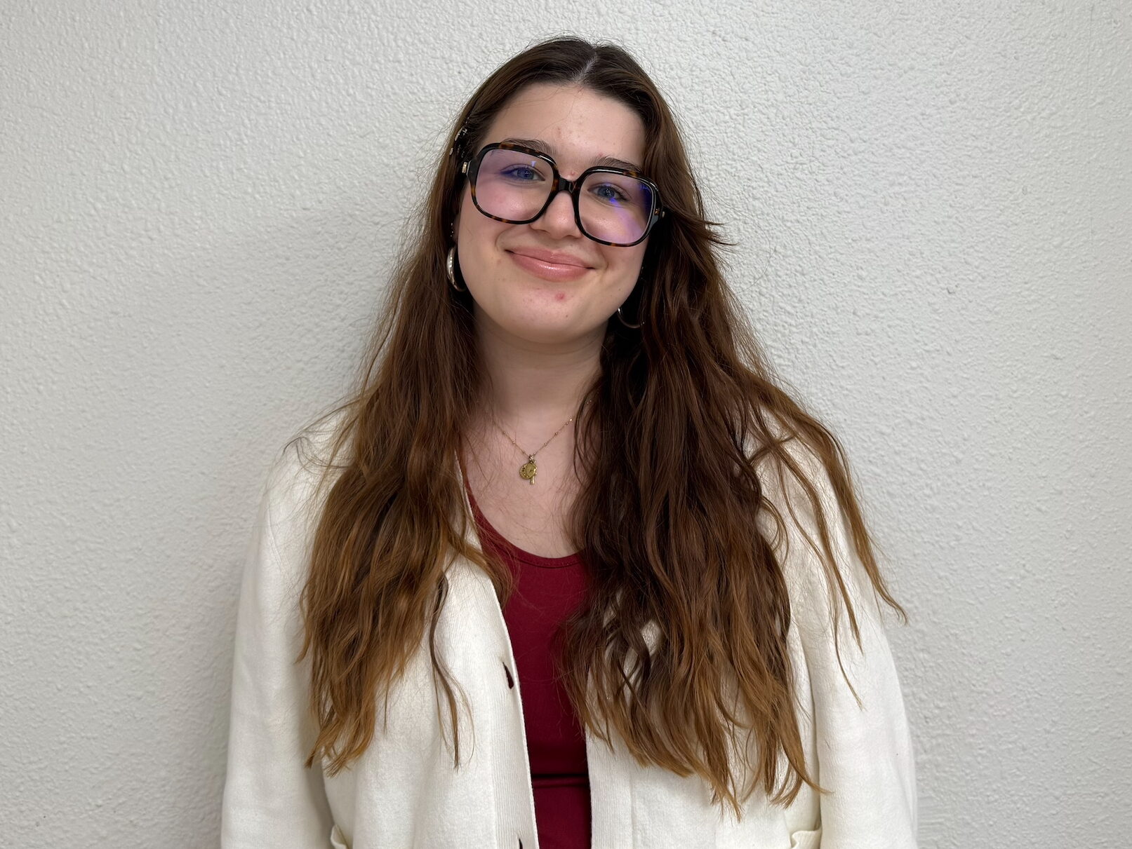 photo de Maëlle, jeune femme souriante aux cheveux long et châtain